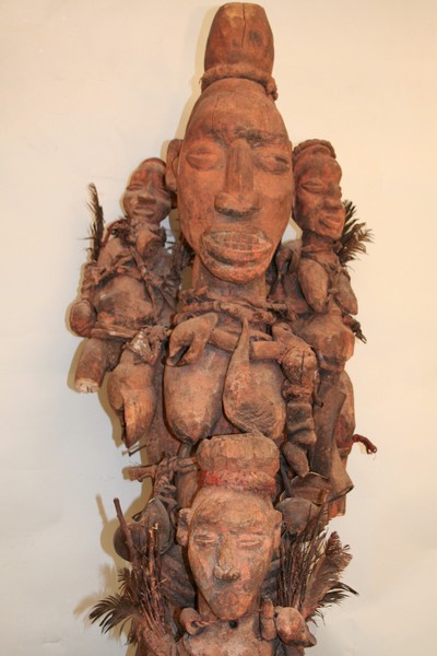 Yaka.(fétiche), d`afrique : Rép.démoncratique du Congo., statuette Yaka.(fétiche), masque ancien africain Yaka.(fétiche), art du Rép.démoncratique du Congo. - Art Africain, collection privées Belgique. Statue africaine de la tribu des Yaka.(fétiche), provenant du Rép.démoncratique du Congo., 281/478.Fétiche principal Yaka h.120cm., renforsé de trois fétiches assez importants; tous avec une patine crouteuse rouge et des produits magiques.Le fétiche principal porte trois colliers en fibres d